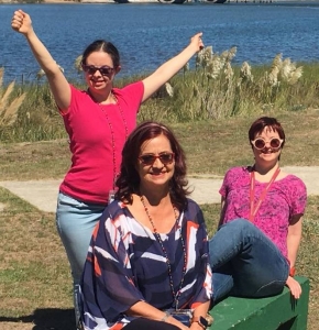 Fotografía de la profesora Mildred García junto a sus hijas Diana y Laura, ambas personas con Síndrome de Down